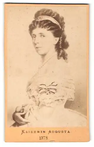 Fotografie Portrait Kaiserin Augusta in schulterfreiem Kleid