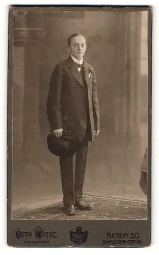 Fotografie Otto Witte, Berlin, Portrait junger elegant gekleideter Mann mit Hut im Anzug