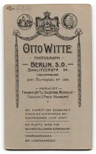 Fotografie Otto Witte, Berlin, Portrait junger elegant gekleideter Mann mit Hut im Anzug