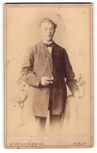 Fotografie Wilhelm Kersten, Berlin, Portrait blonder Herr mit Zigarre im Anzug