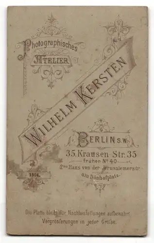 Fotografie Wilhelm Kersten, Berlin, Portrait blonder Herr mit Zigarre im Anzug