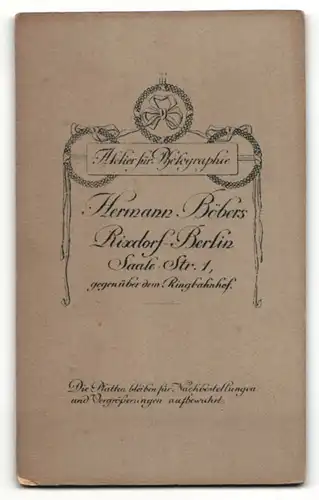 Fotografie H. Böbers, Rxdorf-Berlin, Junge im Anzug mit Bibel in der Hand