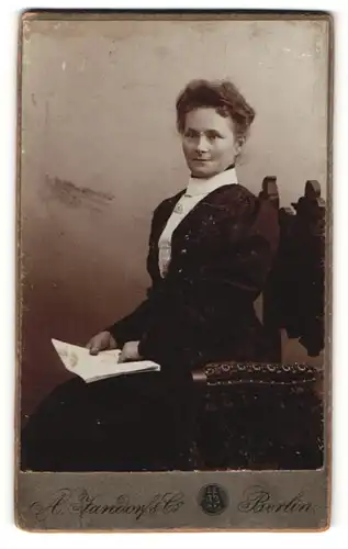 Fotografie A. Jandorf & Co., Berlin, Portrait bürgerliche Dame mit Zeitung auf Stuhl sitzend