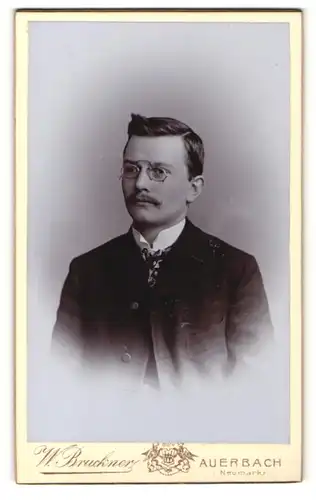 Fotografie W. Bruckner, Auerbach, Bürgerlicher in elegantem Anzug mit Zwicker