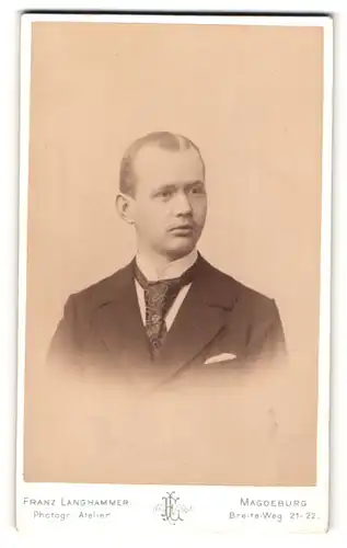Fotografie Franz Langhammer, Magdeburg, Bürgerlicher in elegantem Anzug mit Oberlippenbart