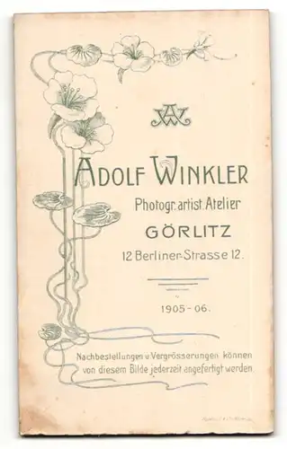 Fotografie Adolf Winkler, Görlitz, Hübsche Bürgertochter im mit Spitze verzierten Kleid