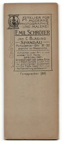 Fotografie Emil Schröter, Berlin-Spandau, Portrait junger Herr im Anzug an Tisch gelehnt