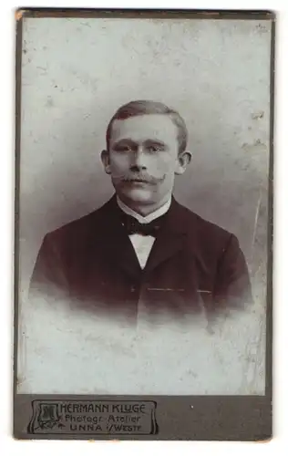 Fotografie Hermann Kluge, Unna i. Westf., junger Herr mit Schnurrbart und Fliege