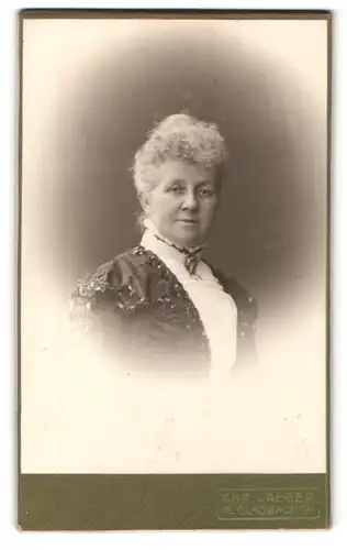 Fotografie Chr. Jaeger, M. Gladbach, ältere Dame mit Applikationen am Kleid und Hochsteckfrisur