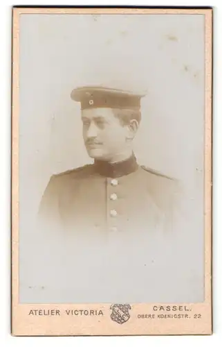 Fotografie Atelier Victoria, Cassel, Portrait Soldat in Uniform mit Mütze