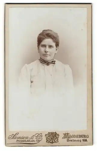 Fotografie Samson & Co., Magdeburg, Portrait junge Dame mit zurückgebundenem Haar in modischer Kleidung
