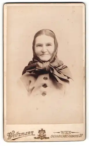 Fotografie Weitzmann, Wien, Portrait Frau mit Kopftuch