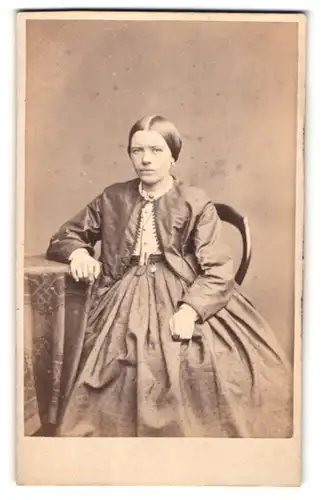 Fotografie unbekannter Fotograf und Ort, Portrait Fräulein mit streng zusammengebundenem Haar in zeitgenöss. Kleidung