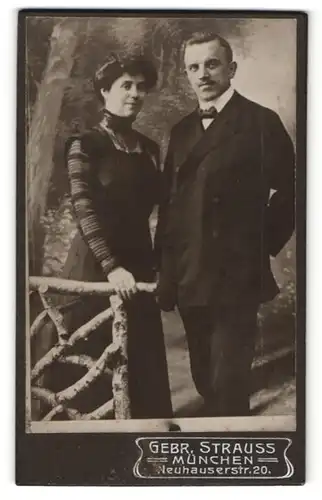Fotografie Gebr. Strauss, München, Portrait bürgerliches junges Paar in Abendgarderobe