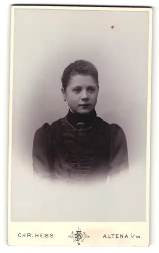Fotografie Chr. Hess, Altena i/W, Portrait junge Frau mit zusammengebundenem Haar