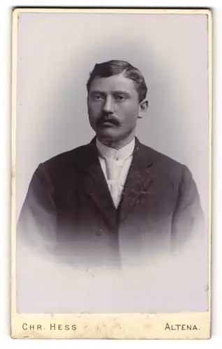 Fotografie Chr. Hess, Altena, Portrait junger Herr in Anzug mit Krawatte