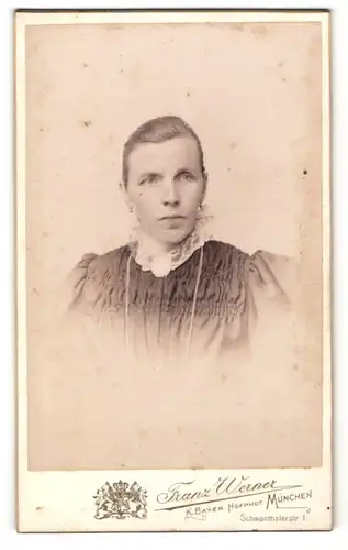 Fotografie Franz Werner, München, Portrait Frau mit zusammengebundenem Haar