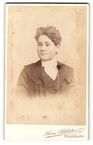 Fotografie Herm. Schlüter, Magdeburg, Portrait junge Frau mit zusammengebundenem Haar