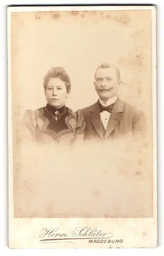 Fotografie Herm. Schlüter, Magdeburg, Portrait bürgerliches Paar