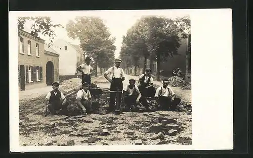 Foto-AK Strassenbauarbeiter verlegen Pflasterstein