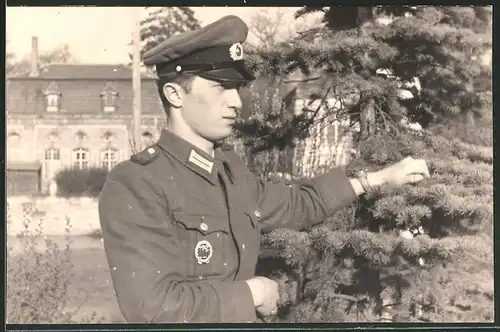 Fotografie Soldat der NVA in Uniform mit Abzeichen