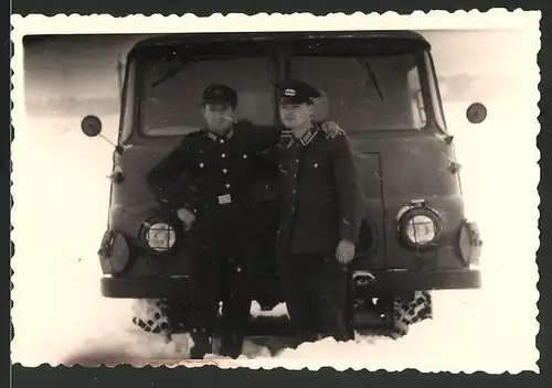 Fotografie DDR, Soldaten der NVA mit Robur Bus im Schnee