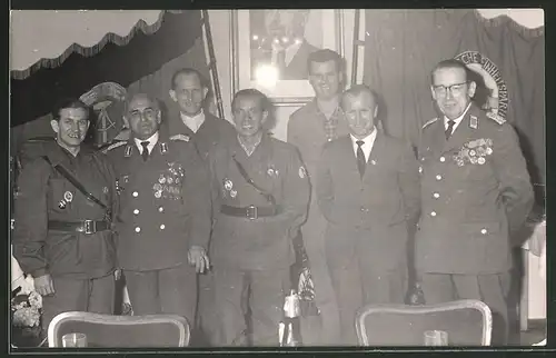 Fotografie NVA, General in Uniform mit vielen Orden & Abzeichen