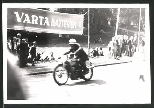 Fotografie Motorrad-Rennen Hercules-Bergpreis-Kassel, Rennmotorrad mit Startnummer 100 im Ziel, Reklame Varta Batterien