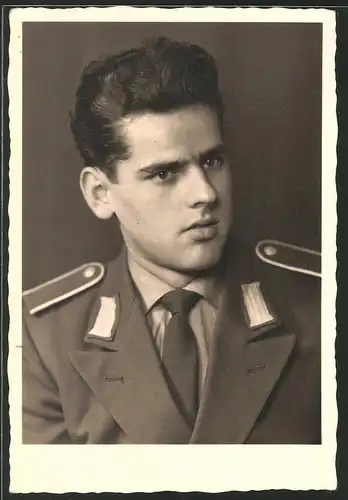 Fotografie NVA, junger Soldat der DDR in Uniform