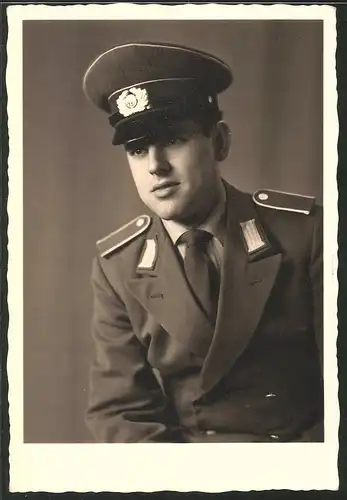 Fotografie Portrait Infanterist der NVA in Uniform