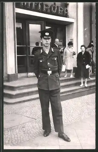 Fotografie Photo-Simon, Naumburg, Ansicht Leipzig, Soldat der NVA in Uniform vor Mitropa-Gaststätte am Hauptbahnhof