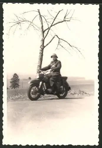 Fotografie NVA-Grenzschutz, Motorrad MZ-ES 175, Soldat der Grenztruppen mit Krad auf Patrouille