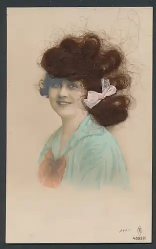Echt-Haar-AK Junge Frau mit rosa Schleife im brünetten Haar