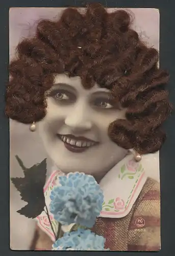 Echt-Haar-AK Hübsche Frau mit brünetten Locken und Perlohrringen