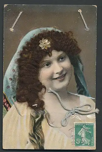 Echt-Haar-AK Schöne Frau mit Kopftuch über ihren brünetten Locken