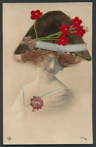 Echt-Haar-AK Schöne Frau mit Filzhut auf ihrem braungelockten Schopf