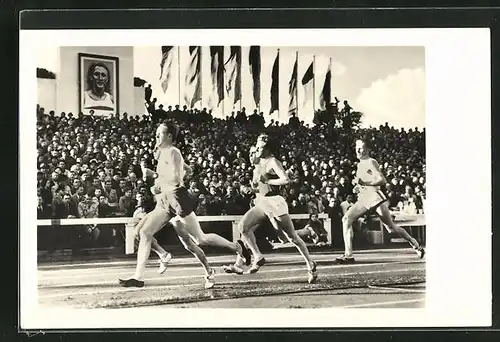AK Männer bei einem Lauf im Stadion, Leichtathlet