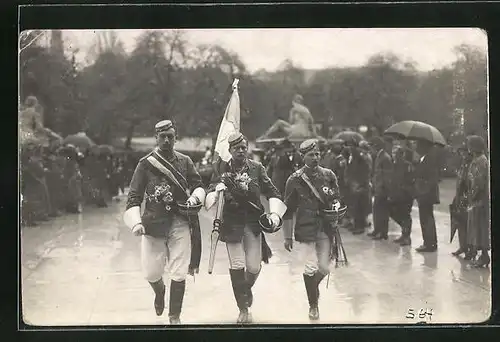 Foto-AK Drei Studenten in Uniform mit Fahne bei einer Parade