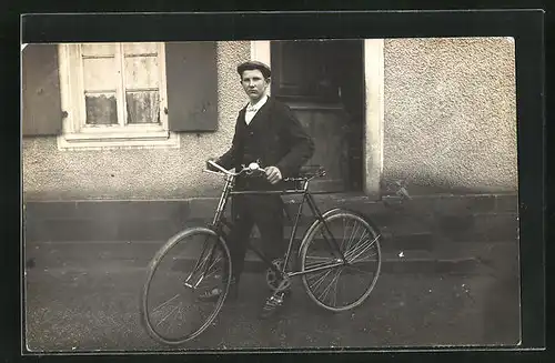 Foto-AK Junger Mann mit Fahrrad vor der Haustüre