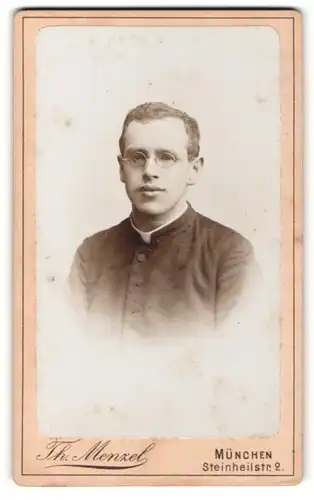 Fotografie Th. Menzel, München, Portrait junger Geistlicher mit Brille