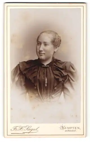 Fotografie Fr. X. Siegel, Kempten, Portrait junge Frau mit zusammengebundenem Haar