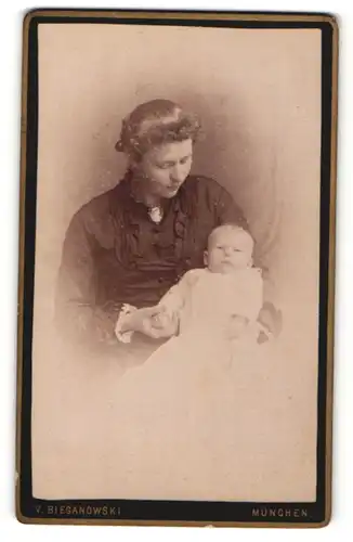 Fotografie V. Bieganowski, München, Portrait Mutter mit Säugling