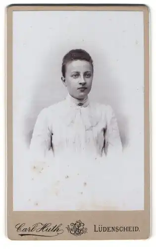 Fotografie Carl Huth, Lüdenscheid, Portrait junge Dame mit zusammengebundenem Haar