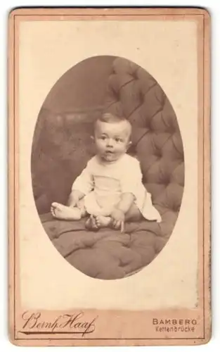 Fotografie Bernhard Haas, Bamberg, Baby auf Sofa sitzend