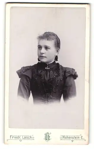 Fotografie Friedrich Lasch, Hohenstein-E., junge Dame trägts schwarzes Kleid