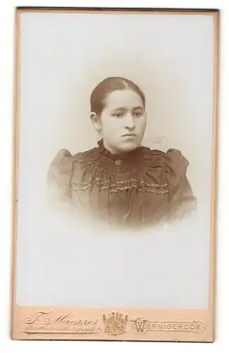 Fotografie F. Maesser, Wernigerode, Portrait junge Dame im schwarzen Kleid