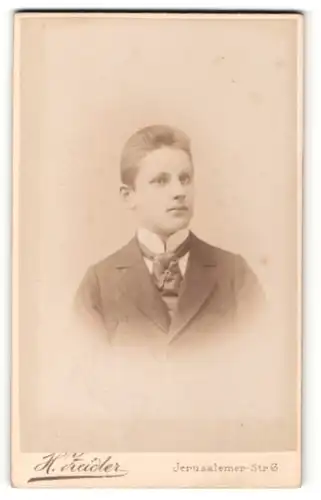 Fotografie H. Zeidler, Berlin, Portrait junger Mann im Anzug mit Krawatte