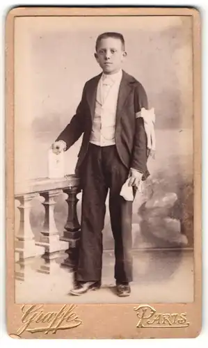 Fotografie Graffe, Paris, Portrait Knabe in festlichem Anzug mit Ärmelschleife