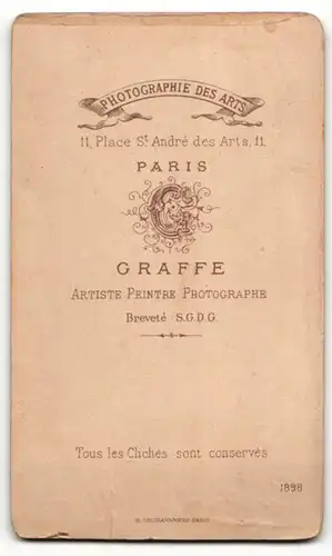 Fotografie Graffe, Paris, Portrait Knabe in festlichem Anzug mit Ärmelschleife