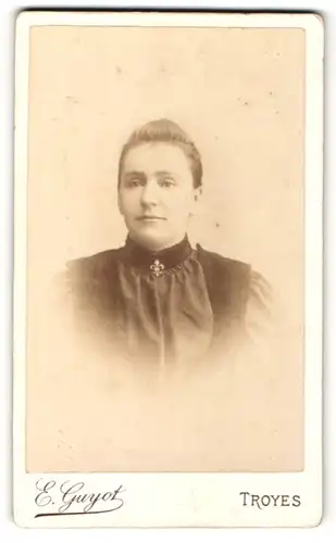 Fotografie E. Guyot, Troyes, Portrait junge Frau mit zusammengebundenem Haar